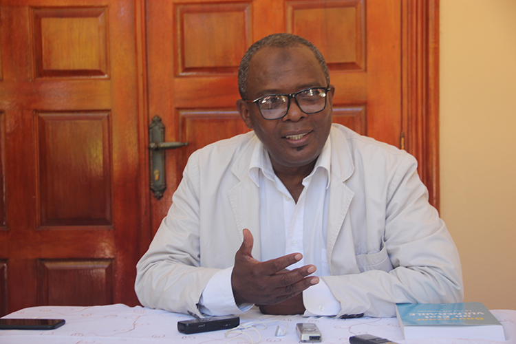 image Littérature  « Gouverner un Etat vulnérable, le cas des Comores », le tout nouveau livre de Youssouf Boina